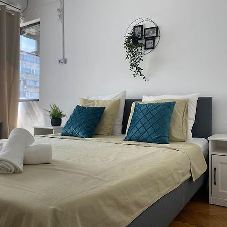 2 Bedroom Apartment With Terrace In City Center بوخارست المظهر الخارجي الصورة