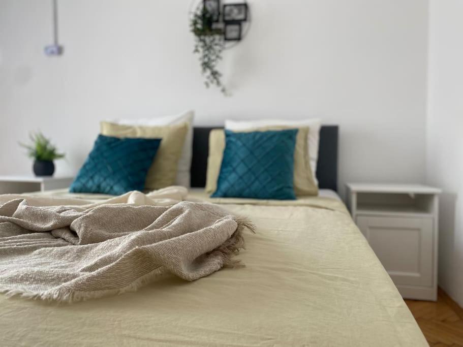 2 Bedroom Apartment With Terrace In City Center بوخارست المظهر الخارجي الصورة